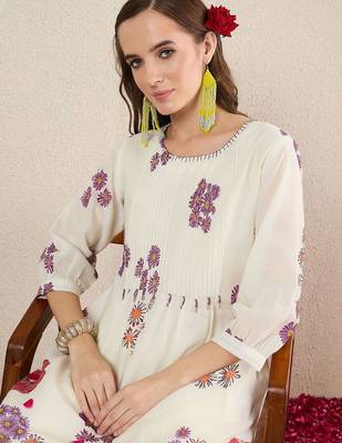 Women Floral Printed Cotton Kurta with Trousers 3
