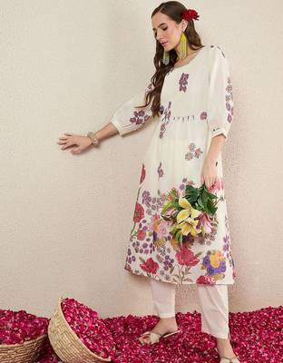 Women Floral Printed Cotton Kurta with Trousers 4