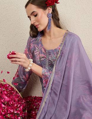 Women Floral Printed Kurta with Trousers & Dupatta 3