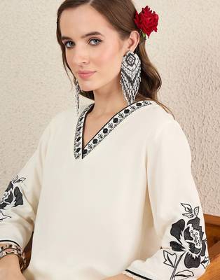 Women Solid Embroidered Kurta with Trousers 3