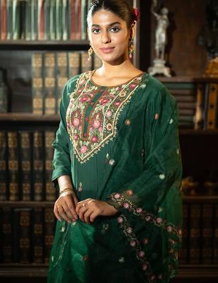 Women Floral Embroidered Straight Kurta Set 1