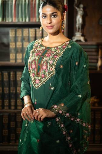 Women Floral Embroidered Straight Kurta Set