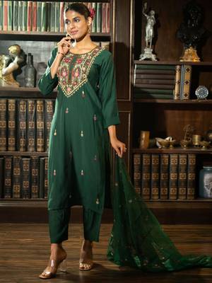 Women Floral Embroidered Straight Kurta Set 2