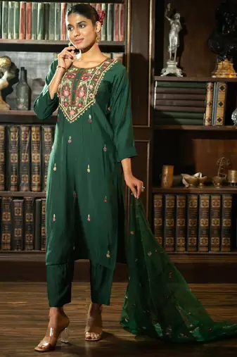 Women Floral Embroidered Straight Kurta Set