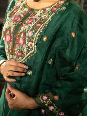 Women Floral Embroidered Straight Kurta Set 3