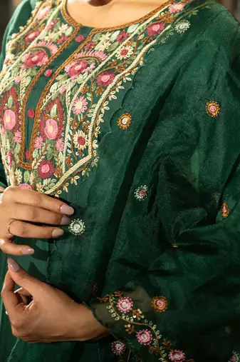 Women Floral Embroidered Straight Kurta Set