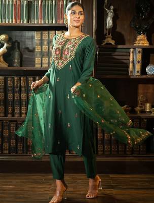Women Floral Embroidered Straight Kurta Set 4