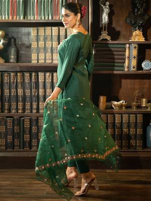 Women Floral Embroidered Straight Kurta Set 5