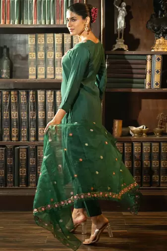 Women Floral Embroidered Straight Kurta Set