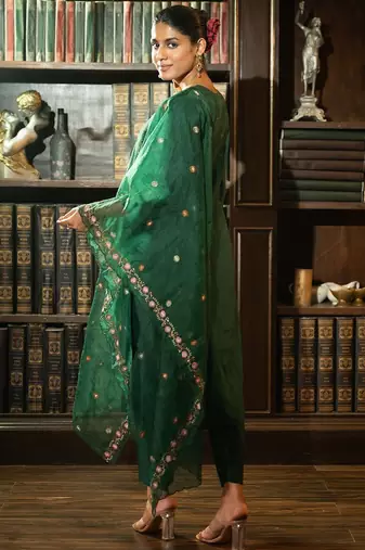 Women Floral Embroidered Straight Kurta Set