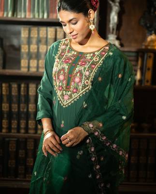 Women Floral Embroidered Straight Kurta Set 7