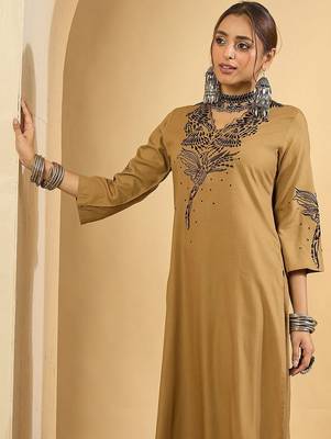 Women Floral Embroidered Regular Thread Work Kurta with Trousers 1
