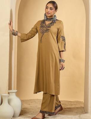 Women Floral Embroidered Regular Thread Work Kurta with Trousers 4
