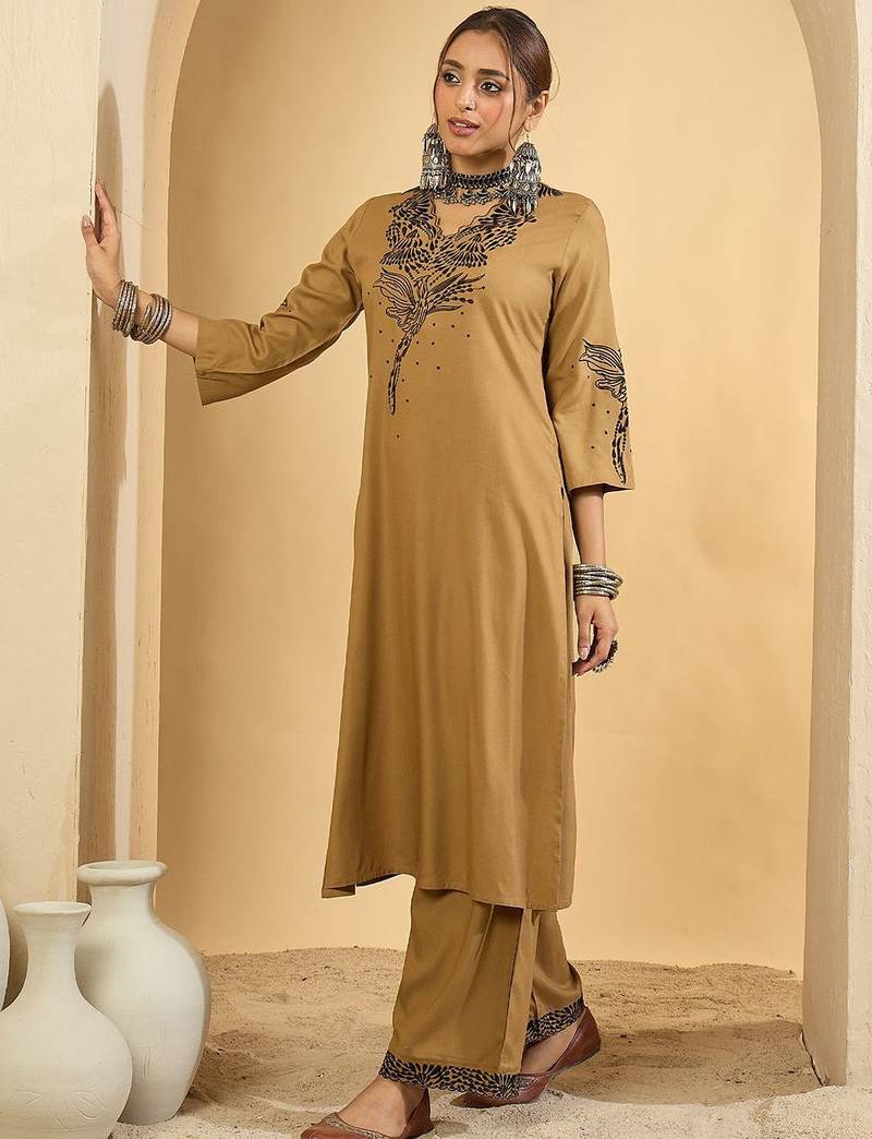 Women Floral Embroidered Regular Thread Work Kurta with Trousers