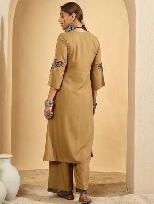 Women Floral Embroidered Regular Thread Work Kurta with Trousers 5