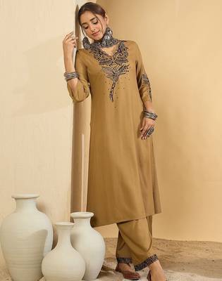Women Floral Embroidered Regular Thread Work Kurta with Trousers 6
