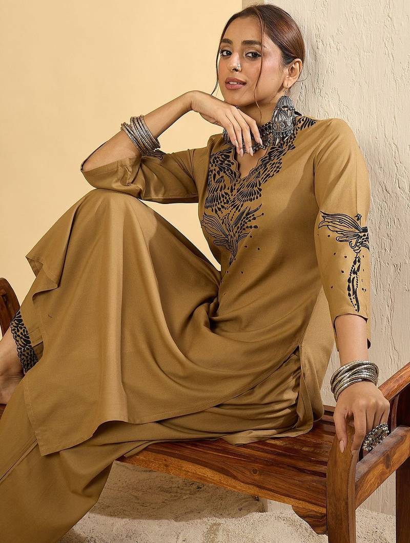 Women Floral Embroidered Regular Thread Work Kurta with Trousers