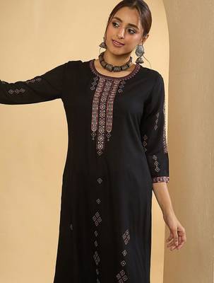 Women Ethnic Motifs Embroidered Regular Thread Work Kurta Sets 2