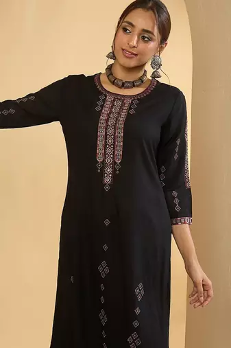 Women Ethnic Motifs Embroidered Regular Thread Work Kurta Sets