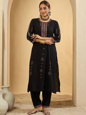 Women Ethnic Motifs Embroidered Regular Thread Work Kurta Sets 1