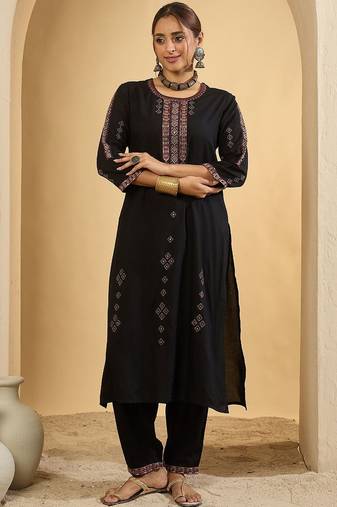 Women Ethnic Motifs Embroidered Regular Thread Work Kurta Sets