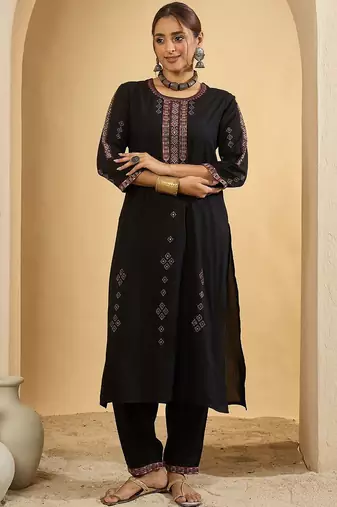 Women Ethnic Motifs Embroidered Regular Thread Work Kurta Sets