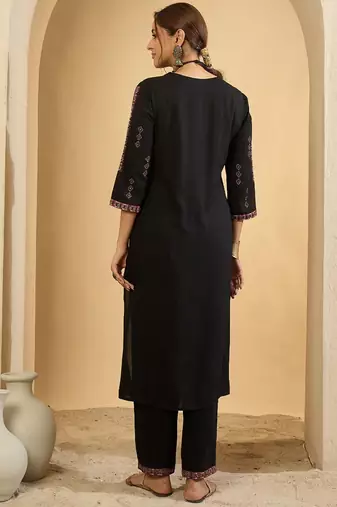Women Ethnic Motifs Embroidered Regular Thread Work Kurta Sets