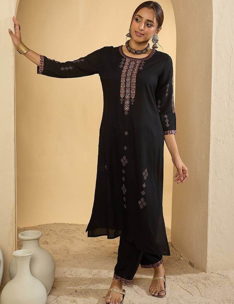 Women Ethnic Motifs Embroidered Regular Thread Work Kurta Sets