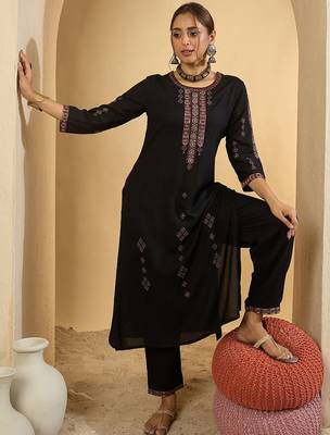 Women Ethnic Motifs Embroidered Regular Thread Work Kurta Sets 6