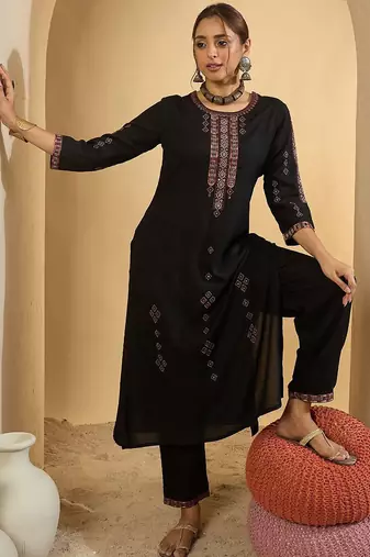 Women Ethnic Motifs Embroidered Regular Thread Work Kurta Sets
