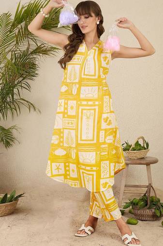Women Ethnic Motifs Printed Pleated  Cotton Kurta with Trousers