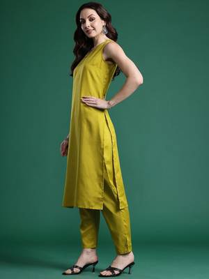 Solid Regular Kurta with Trousers & Dupatta 5