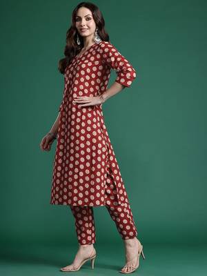 Women Printed Pleated Pure Cotton Kurta with Trousers 4