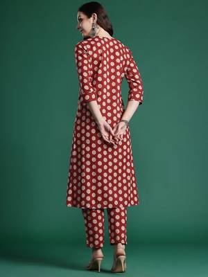 Women Printed Pleated Pure Cotton Kurta with Trousers 5