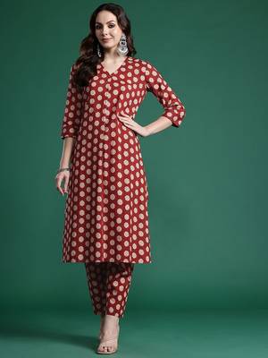 Women Printed Pleated Pure Cotton Kurta with Trousers 6