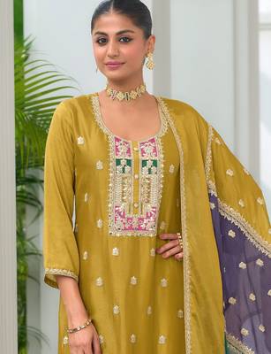 Women Floral Embroidered Kurta with Trousers & Dupatta 2
