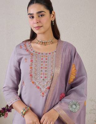 Floral Embroidered Round Neck Thread Work Straight Kurta & Trousers & Dupatta 2