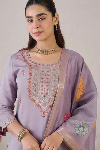 Floral Embroidered Round Neck Thread Work Straight Kurta & Trousers & Dupatta