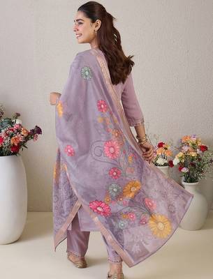 Floral Embroidered Round Neck Thread Work Straight Kurta & Trousers & Dupatta 4