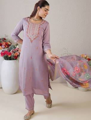 Floral Embroidered Round Neck Thread Work Straight Kurta & Trousers & Dupatta 5