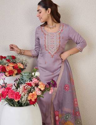 Floral Embroidered Round Neck Thread Work Straight Kurta & Trousers & Dupatta 6