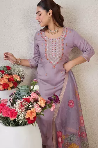Floral Embroidered Round Neck Thread Work Straight Kurta & Trousers & Dupatta