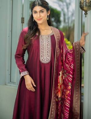 Ethnic Motifs Embroidered Sequinned Kurta With Trousers & Dupatta 2