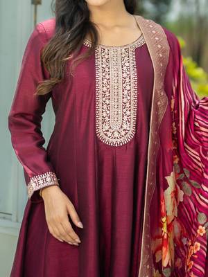 Ethnic Motifs Embroidered Sequinned Kurta With Trousers & Dupatta 3