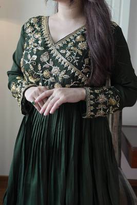 Dark green vichitra silk embroidered gown set 4
