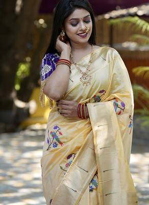 Cream paithani silk blend saree with floral & peacock motifs 4