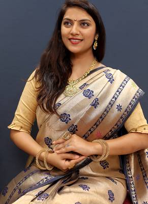 Beige gold silk blend saree with navy blue floral zari weaving & rich brocade pallu 4