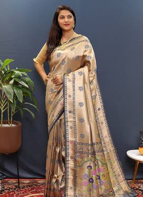 Gold silk blend saree with grey floral zari weaving & rich brocade pallu 1