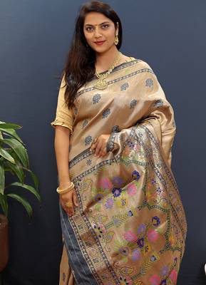 Gold silk blend saree with grey floral zari weaving & rich brocade pallu 3