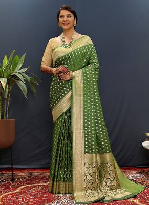 Dark green banarasi silk blend saree with zari buti & rich woven border 2
